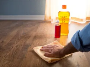 تنظيف الأثاث الخشبي